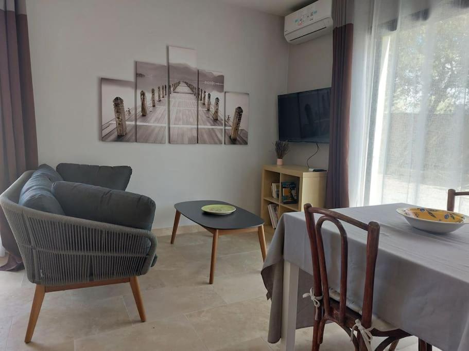Villa Location Independante Au Coeur Des Alpilles Pour 2 Personnes Avec Jacuzzi à Aureille Extérieur photo