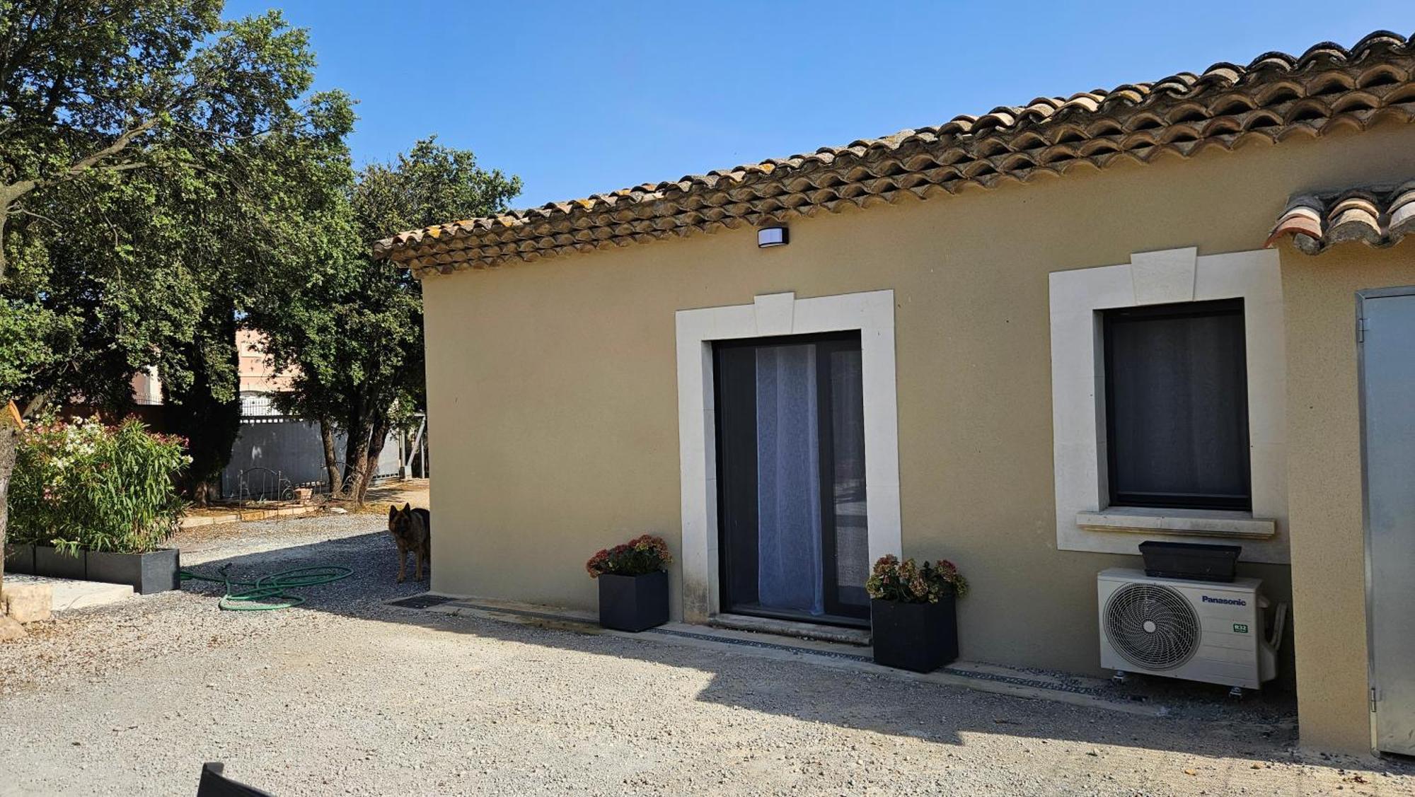 Villa Location Independante Au Coeur Des Alpilles Pour 2 Personnes Avec Jacuzzi à Aureille Extérieur photo