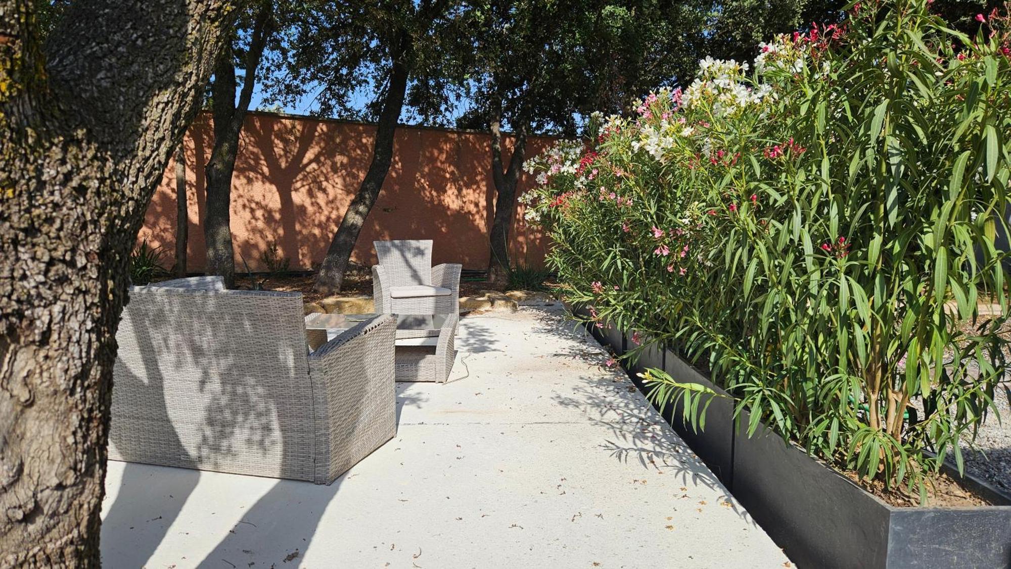 Villa Location Independante Au Coeur Des Alpilles Pour 2 Personnes Avec Jacuzzi à Aureille Extérieur photo