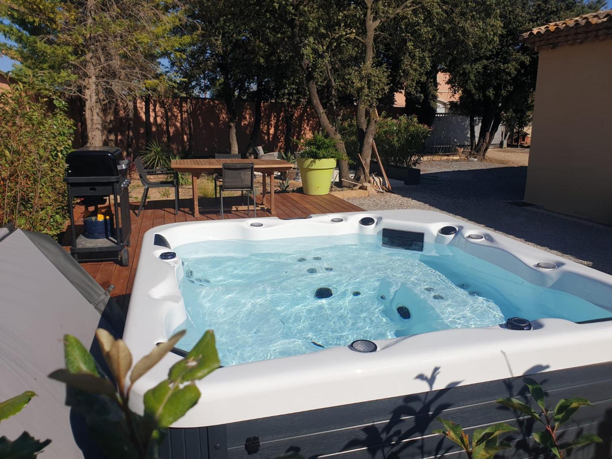 Villa Location Independante Au Coeur Des Alpilles Pour 2 Personnes Avec Jacuzzi à Aureille Extérieur photo