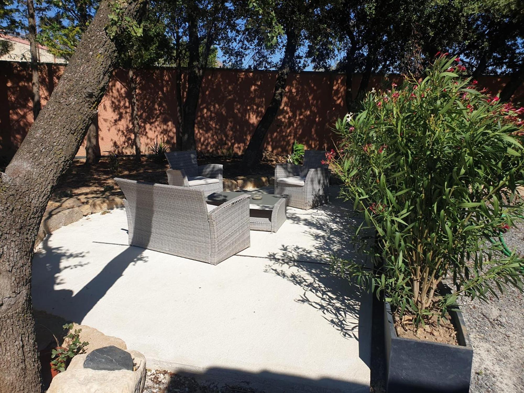 Villa Location Independante Au Coeur Des Alpilles Pour 2 Personnes Avec Jacuzzi à Aureille Extérieur photo